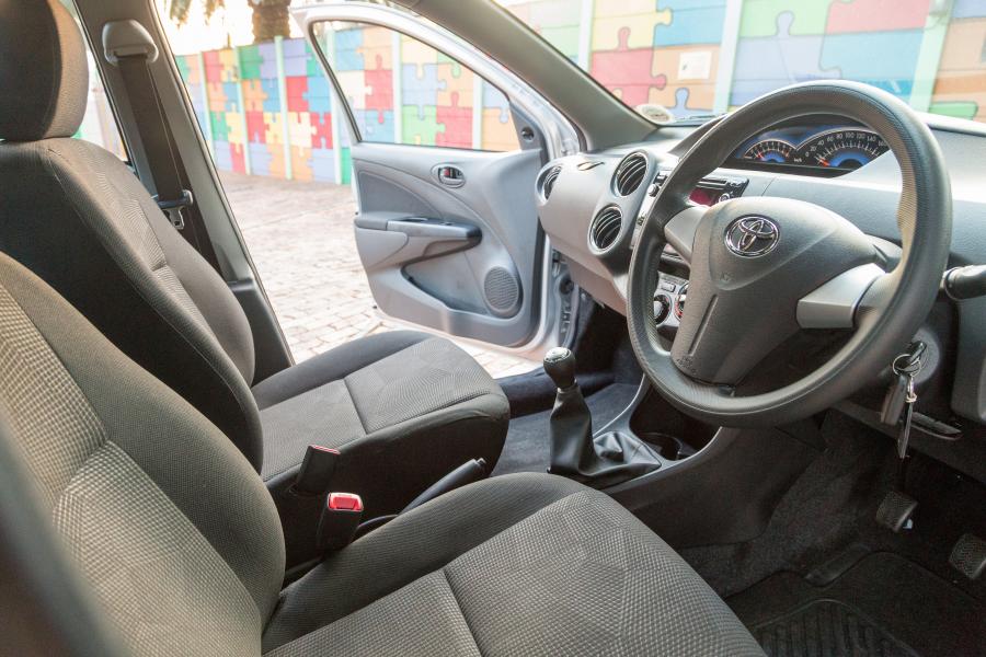 Интерьер Toyota Etios Sedan Sprint 2017 года  (ZA) (фото 19 из 40)
